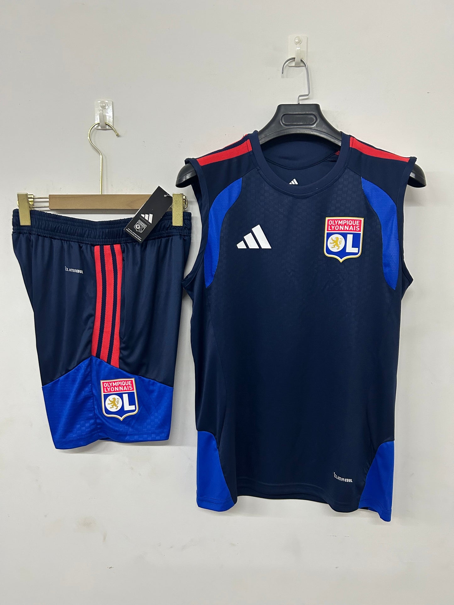 O. Lione completo con canottiera