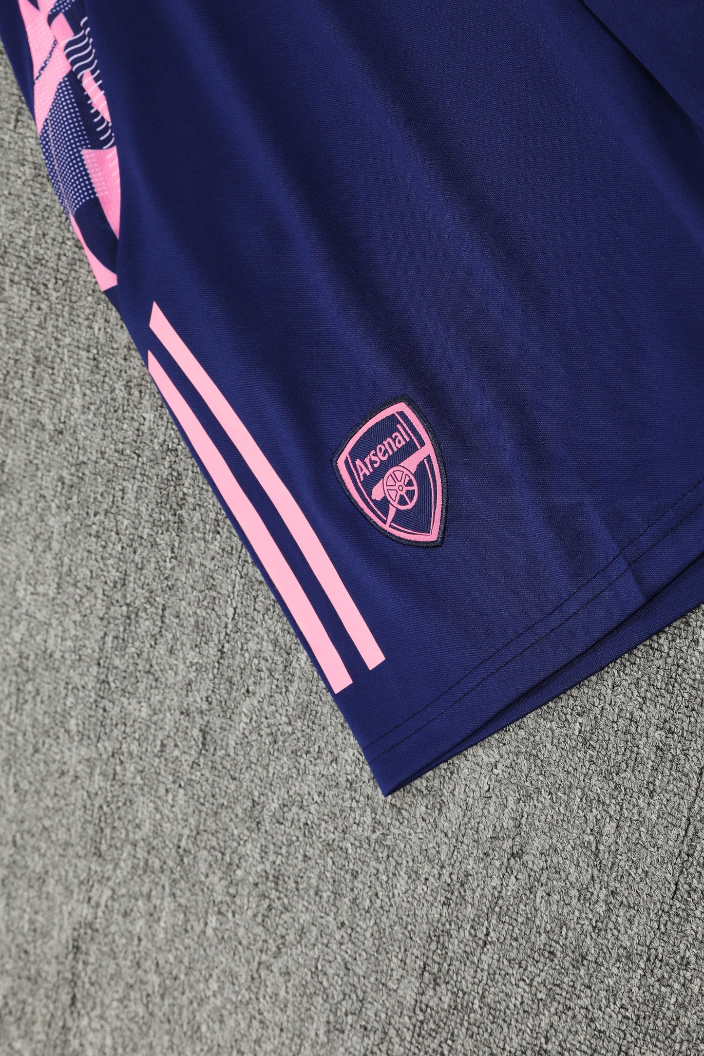 Arsenal Pink & Blu completo con canottiera
