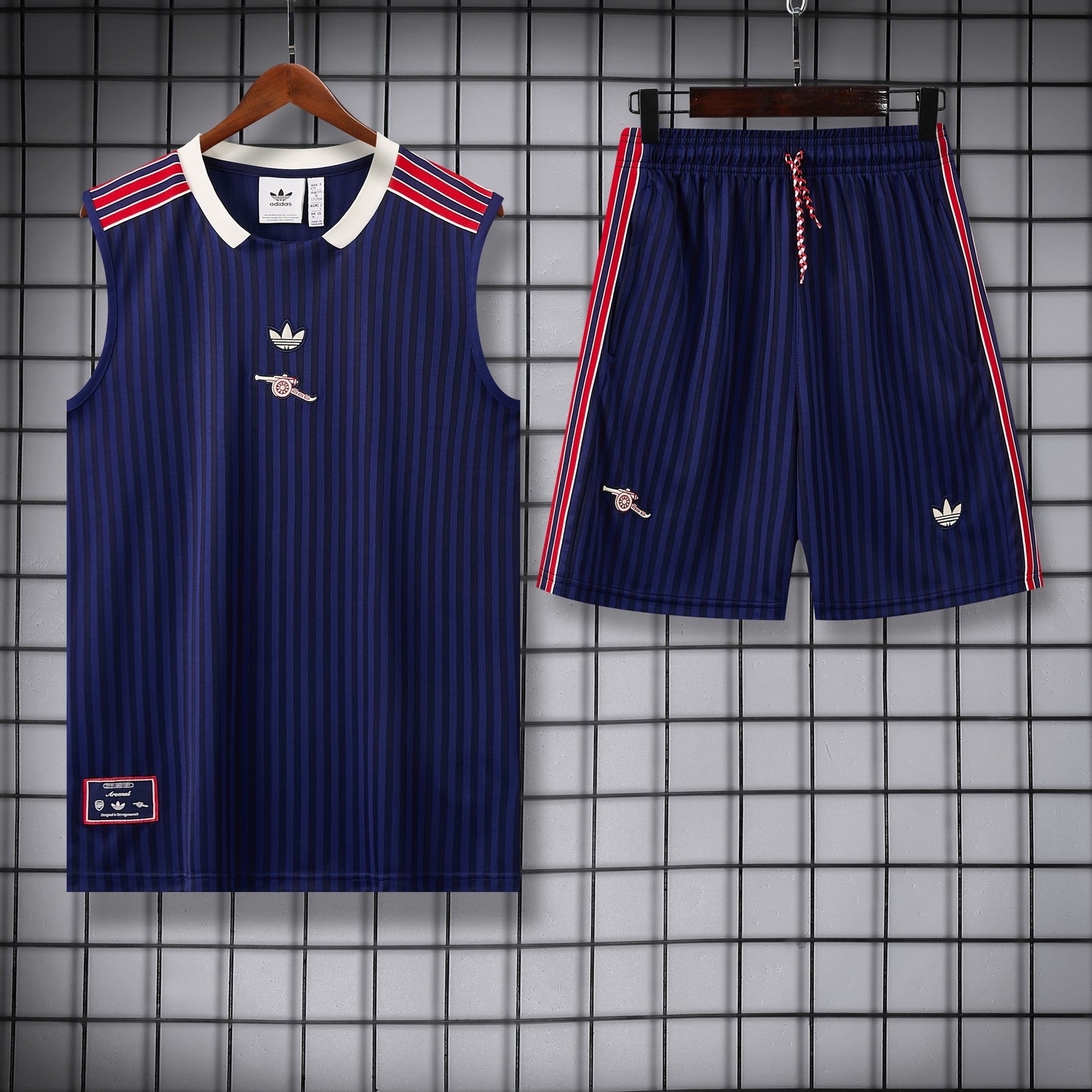 Arsenal completo con canottiera blu a righe