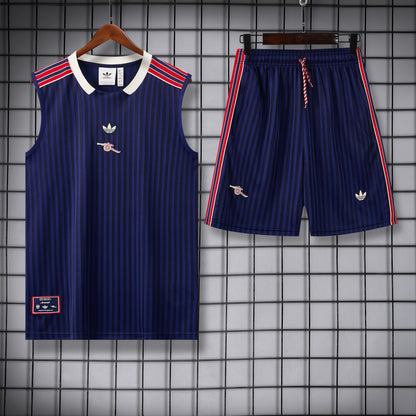 Arsenal completo con canottiera blu a righe