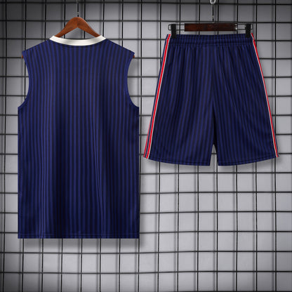 Arsenal completo con canottiera blu a righe