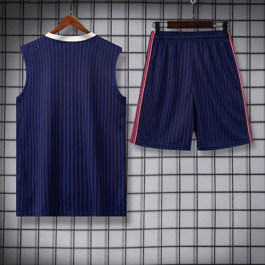 Arsenal completo con canottiera blu a righe