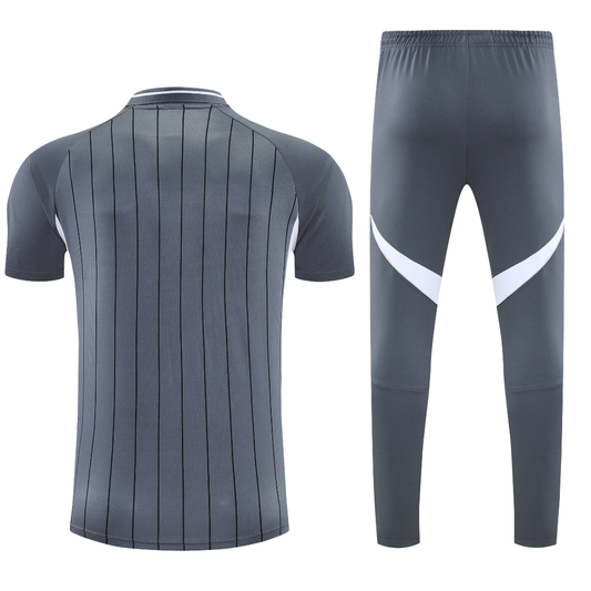 Bayern Monaco Grigio rigato 2026 Training Set – Polo + Pants Slim Fit