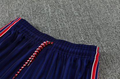 Arsenal completo con canottiera blu a righe