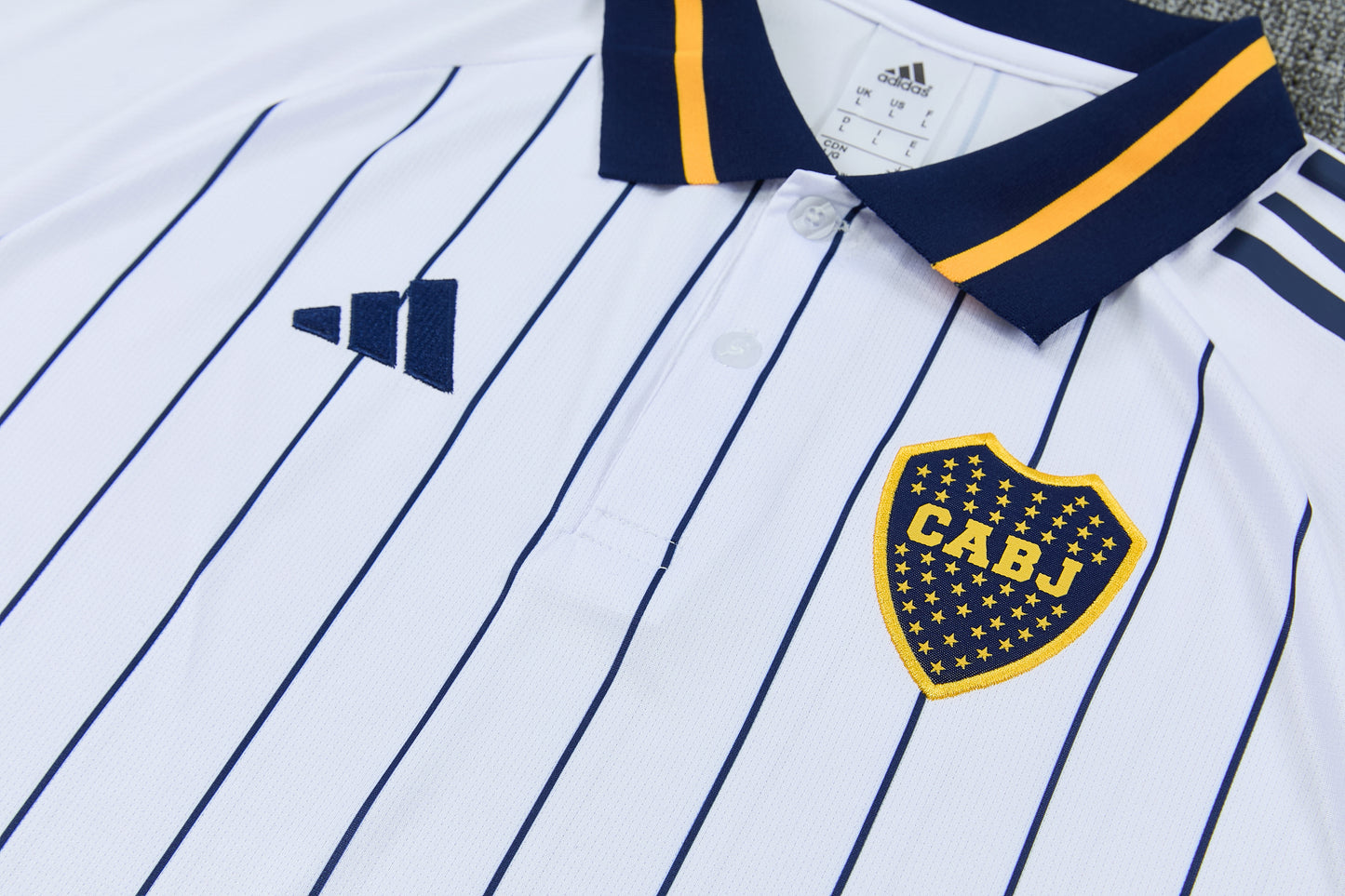Boca Juniors bianco rigato 2026 Training Set – Polo + Pants Slim Fit