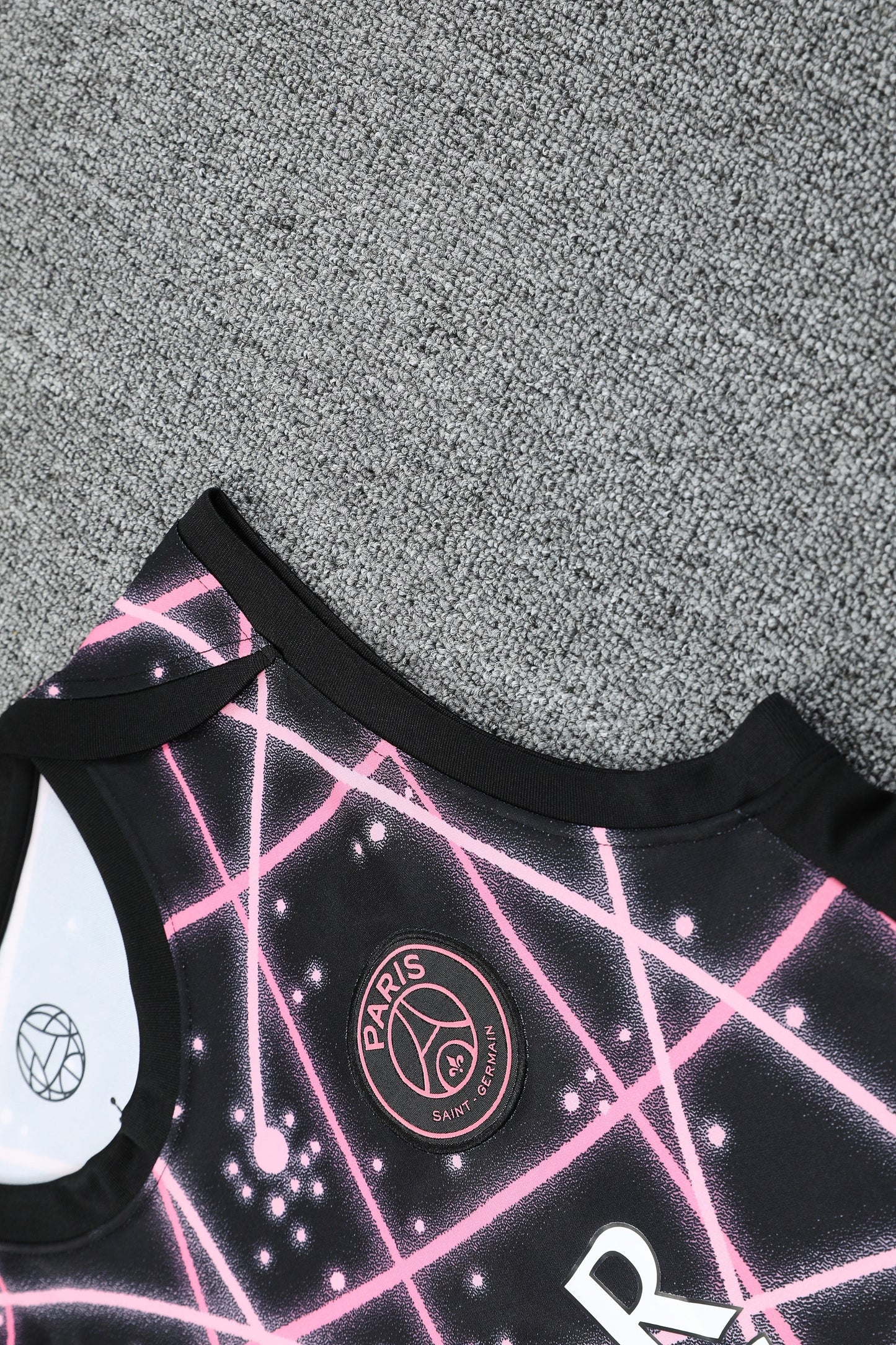 Paris Saint German fantasy nero e rosa completo con canottiera 2025/26