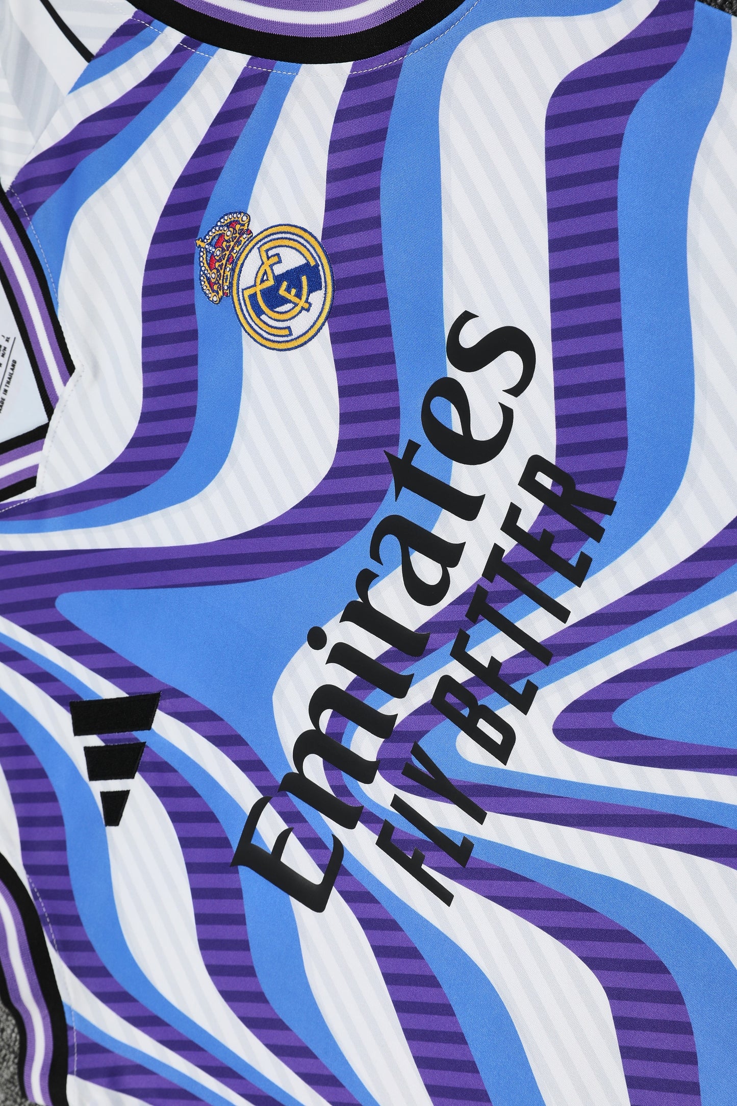 Real Madrid completo con canottiera fantasy viola