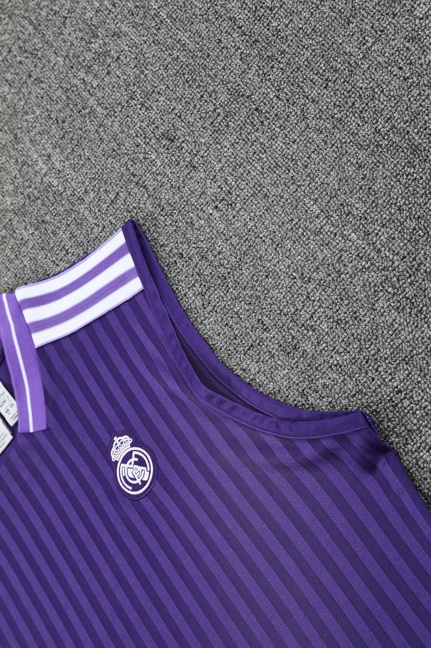Real Madrid Viola completo con canottiera 2025/26