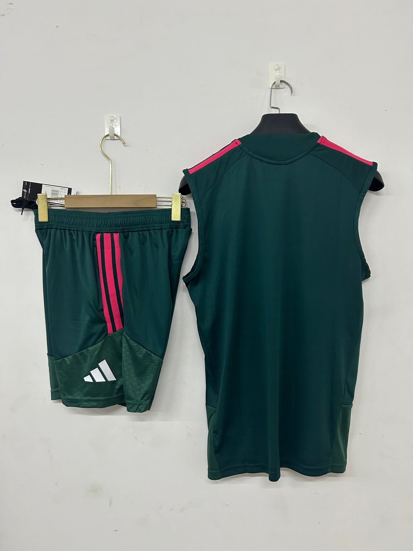 Real completo verde con canottiera