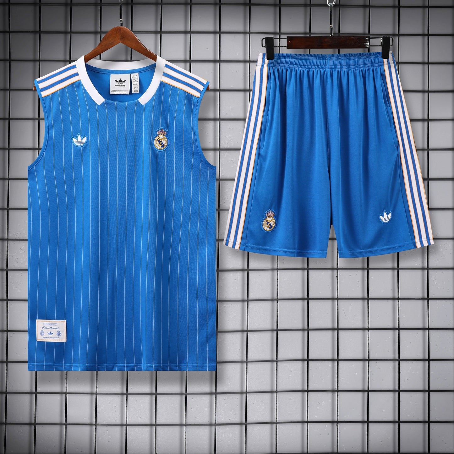 Real Madrid blu rigato completo con canottiera 2026