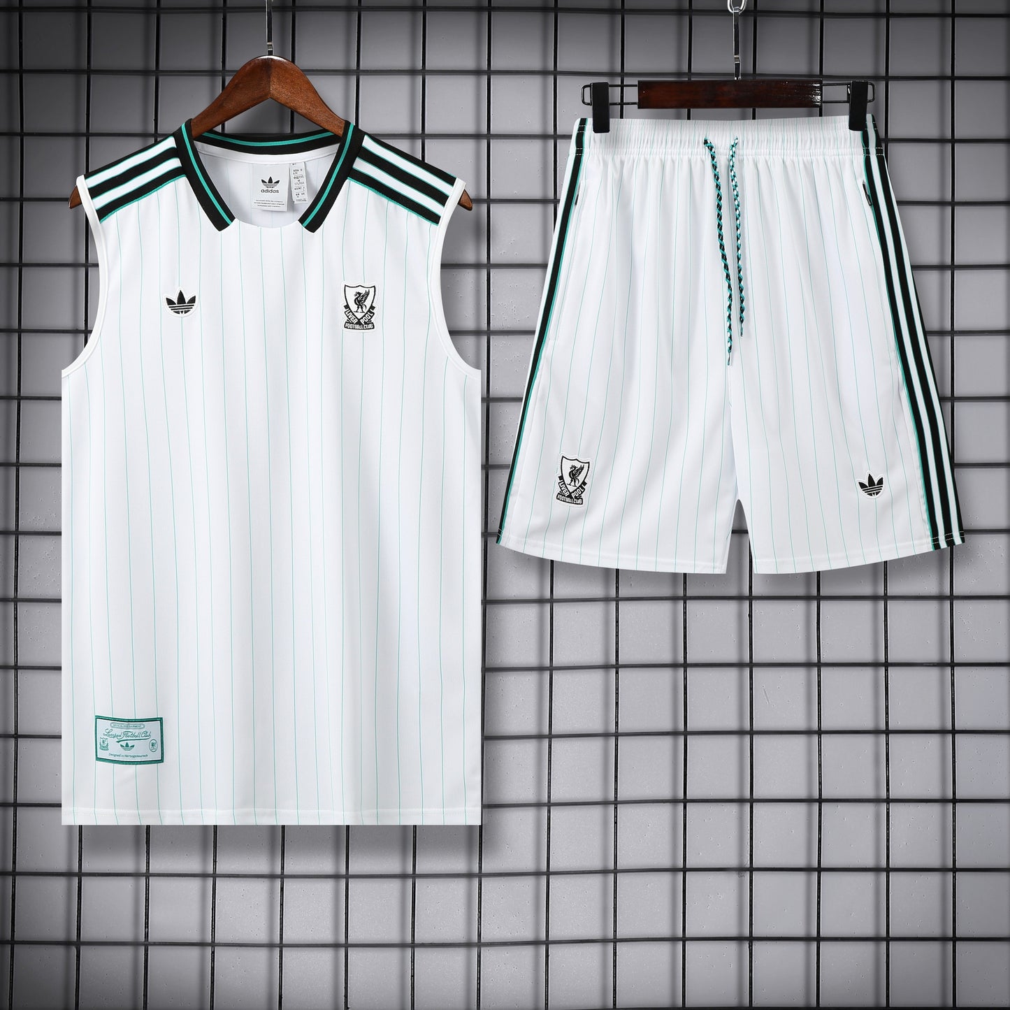 Liverpool completo con canottiera white green