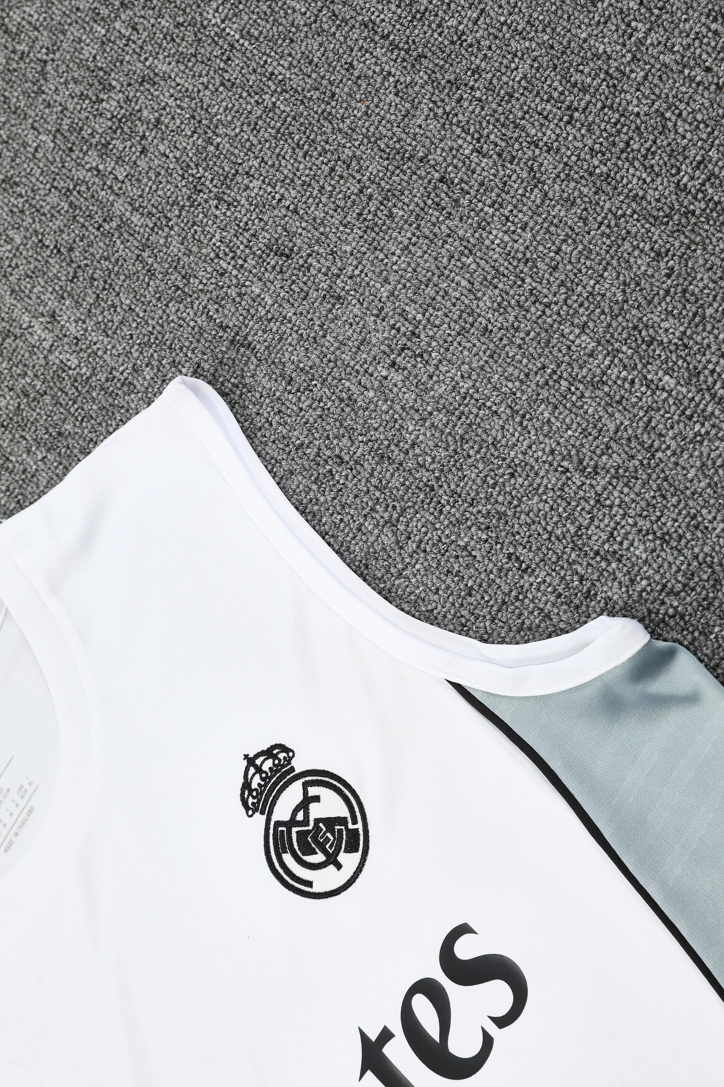 Real Madrid Bianco e Nero completo con canottiera 2025/26