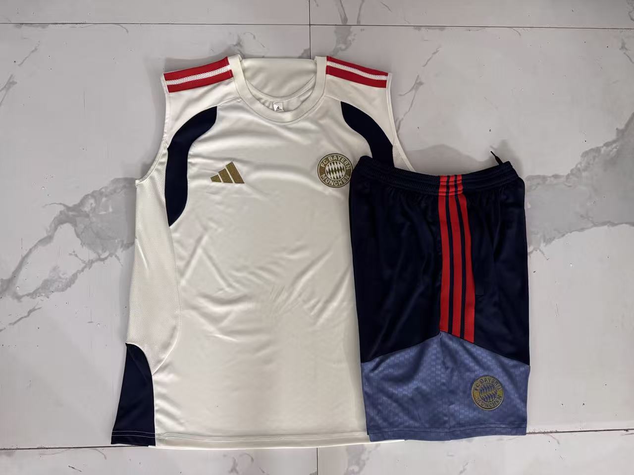 Bayern monaco completo con canottiera beige